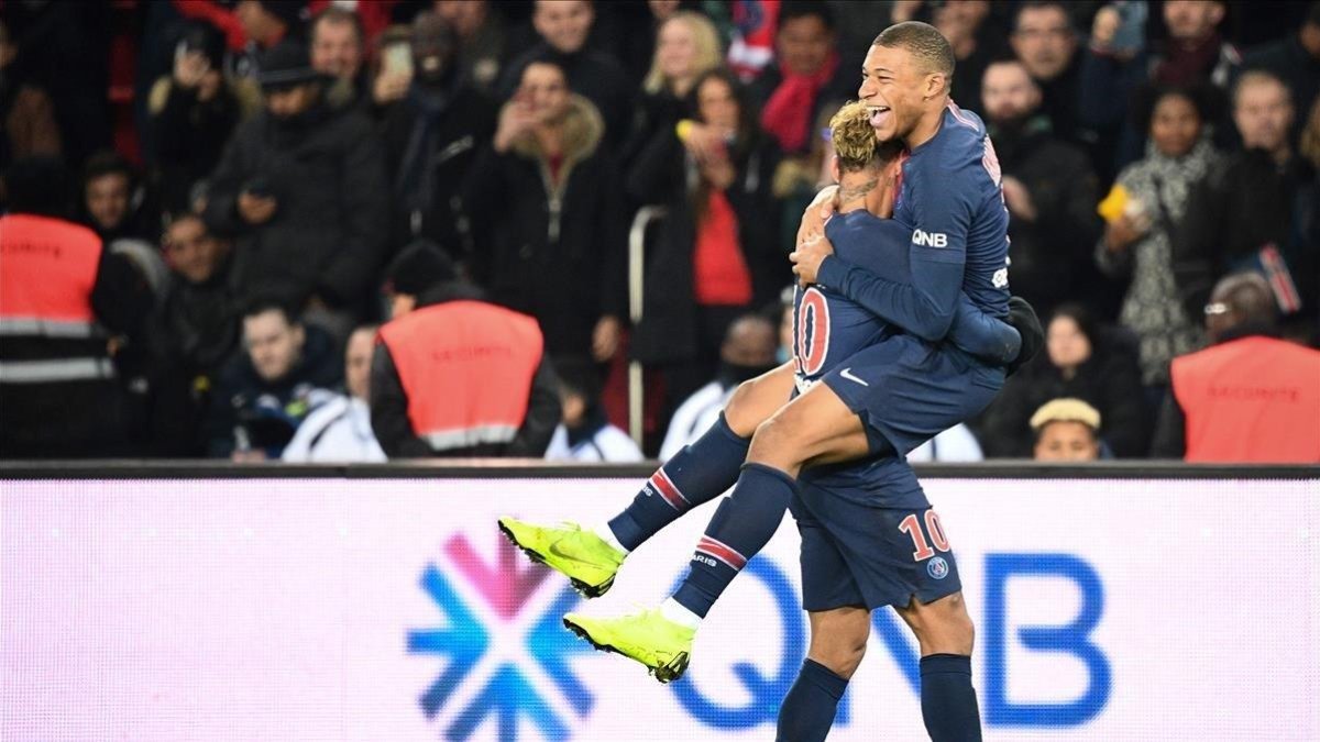 Mbappe celebra un gol del PSG con Neymar el 2 de noviembre ante el Lille.-AFP
