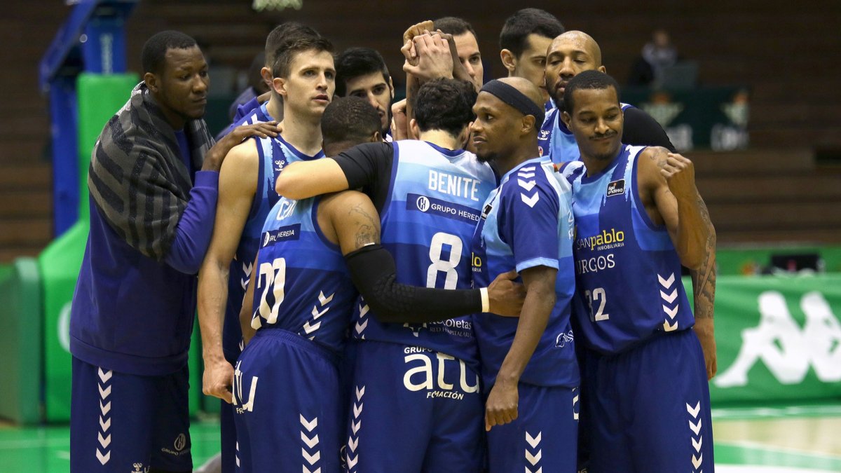 Los jugadores del Hereda San Pablo celebran el triunfo contra el Betis. D. LIGERO / ACB PHOTO