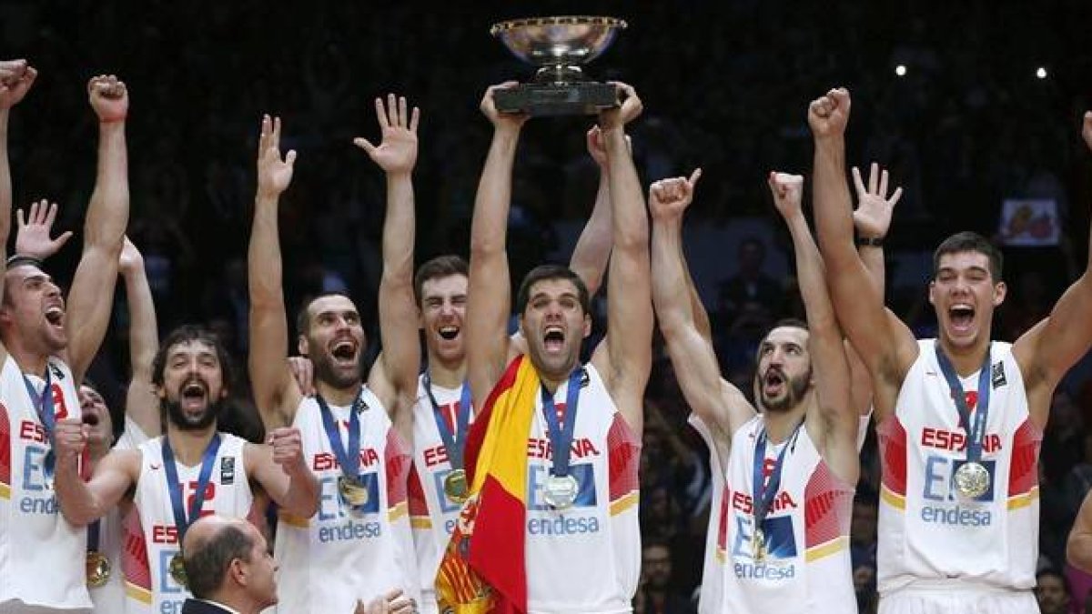 Los jugadores de la selección española celebran la victoria frente a Lituania en la final del Eurobasket.-EFE / JUAN CARLOS HIDALGO