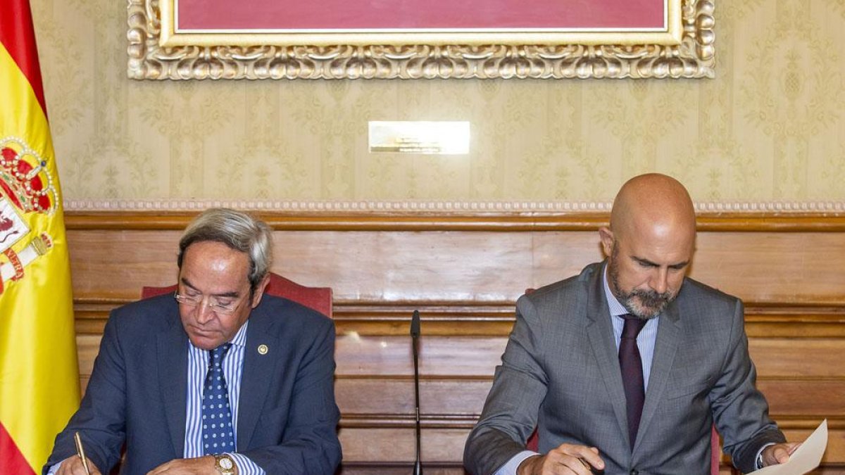 López y De la Torre durante la firma del convenio en el Palacio de Capitanía.-SANTI OTERO