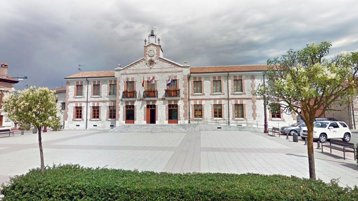 La Casa Consistorial al fondo de la plaza.-ECB