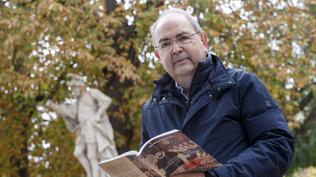 José Manuel López Gómez, con un ejemplar de su última publicación. SANTI OTERO