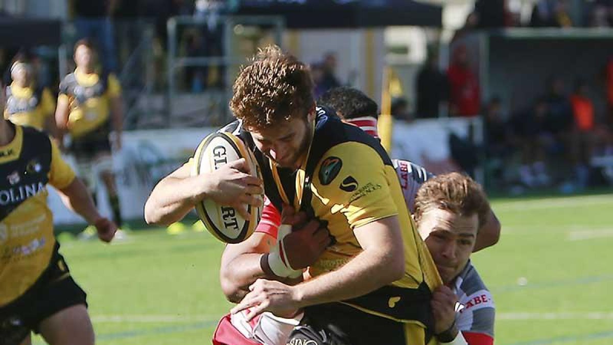 Emiliano Calle progresa con el oval a pesar del esfuerzo defensivo de un rival.-RAÚL OCHOA