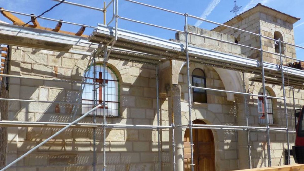 Uno de los templos que recibieron ayuda el pasado año, y que ya está en obras, es la iglesia de Cabezón de la Sierra.-ECB