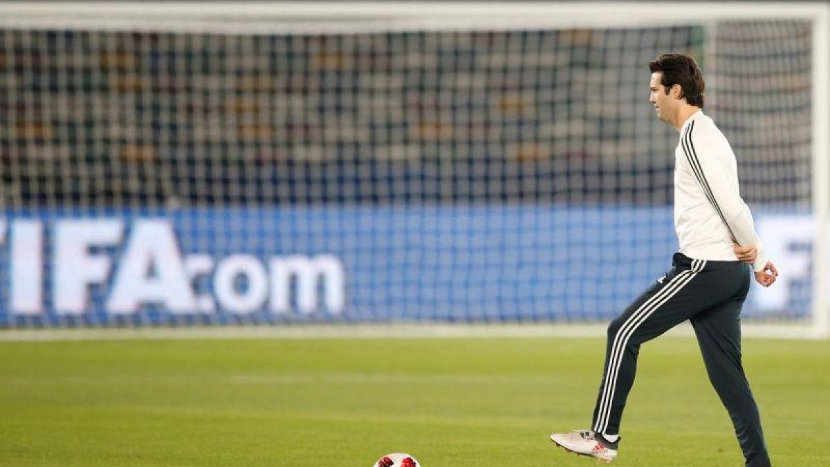 Santiago Solari, durante el último entrenamiento del Madrid en Abu Dhabi.-EPA