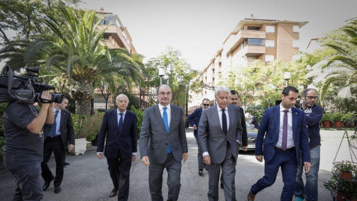 Felipe González junto a Lambán, esta mañana en Zaragoza-CHUS MARCHADOR
