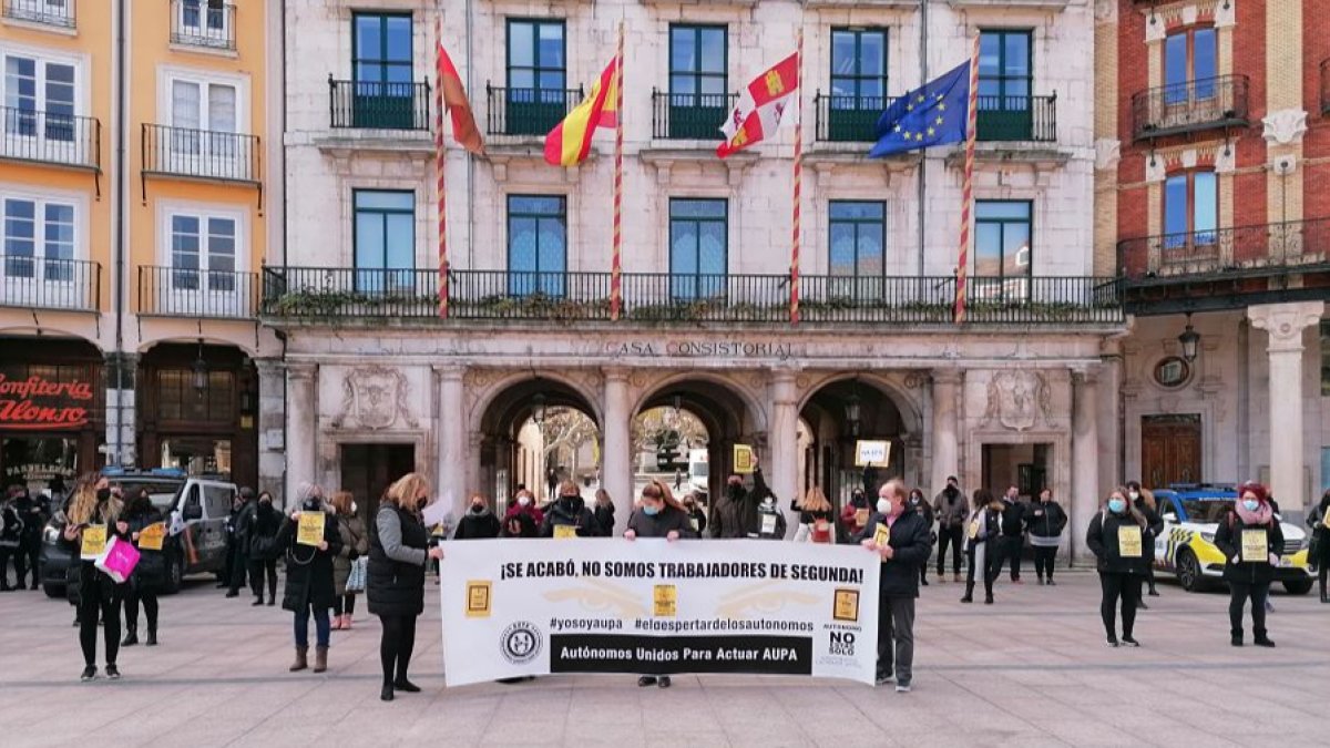 Concentración de pelquerías, barberías y centros de estética en la Plaza Mayor de Burgos. D. S. M.