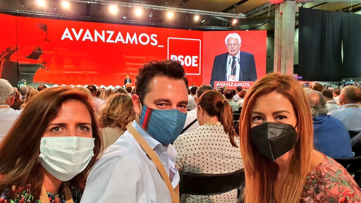 De la Rosa junto a la diputada nacional Esther Peña y la alcaldesa de Miranda, Aitana Hernando, en el congreso federal que se celebra en Valencia. ECB