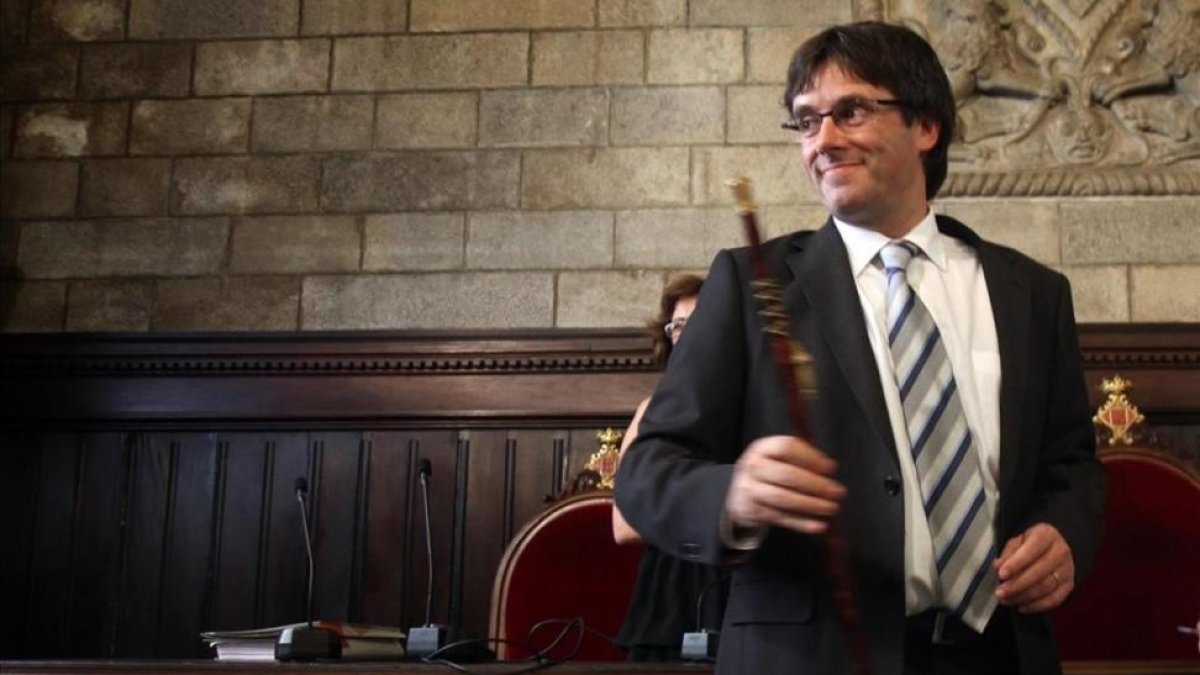 Carles Puigdemont, durante su toma de posesión como alcalde de Girona.-/ JOAN CASTRO