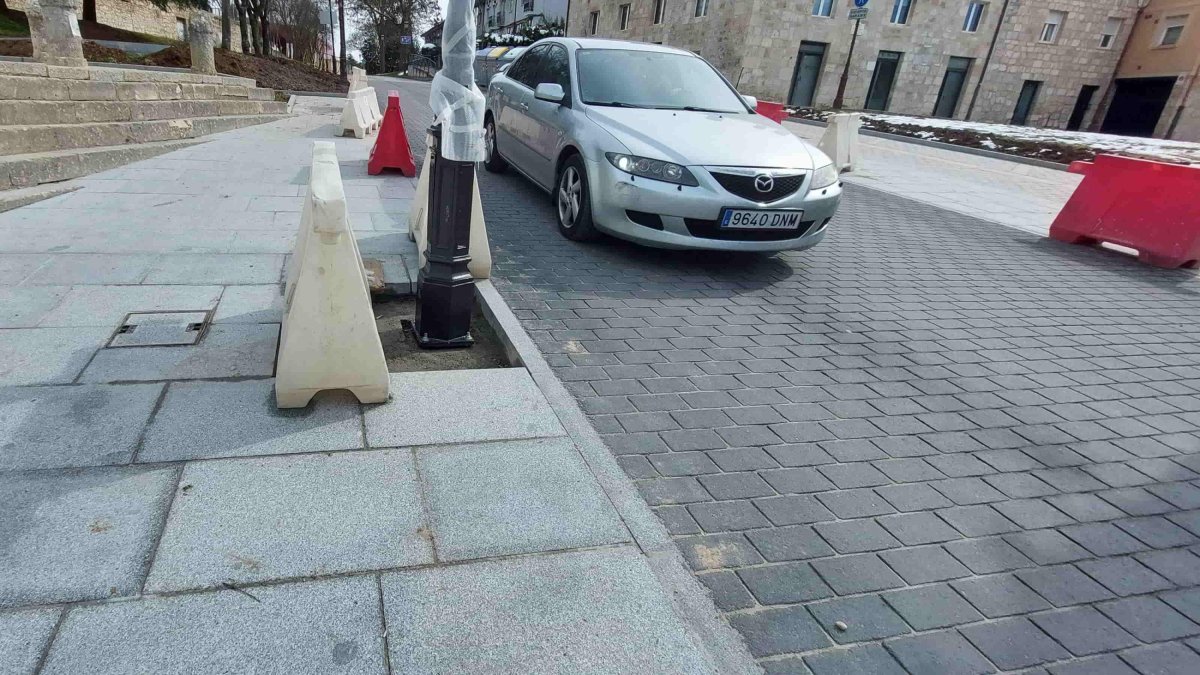 La imagen muestra perfectamente la escasa distancia que separa la farola de la carretera y la nula separación entre la acera y la calzada, que en este punto están a ras. J. G. L.