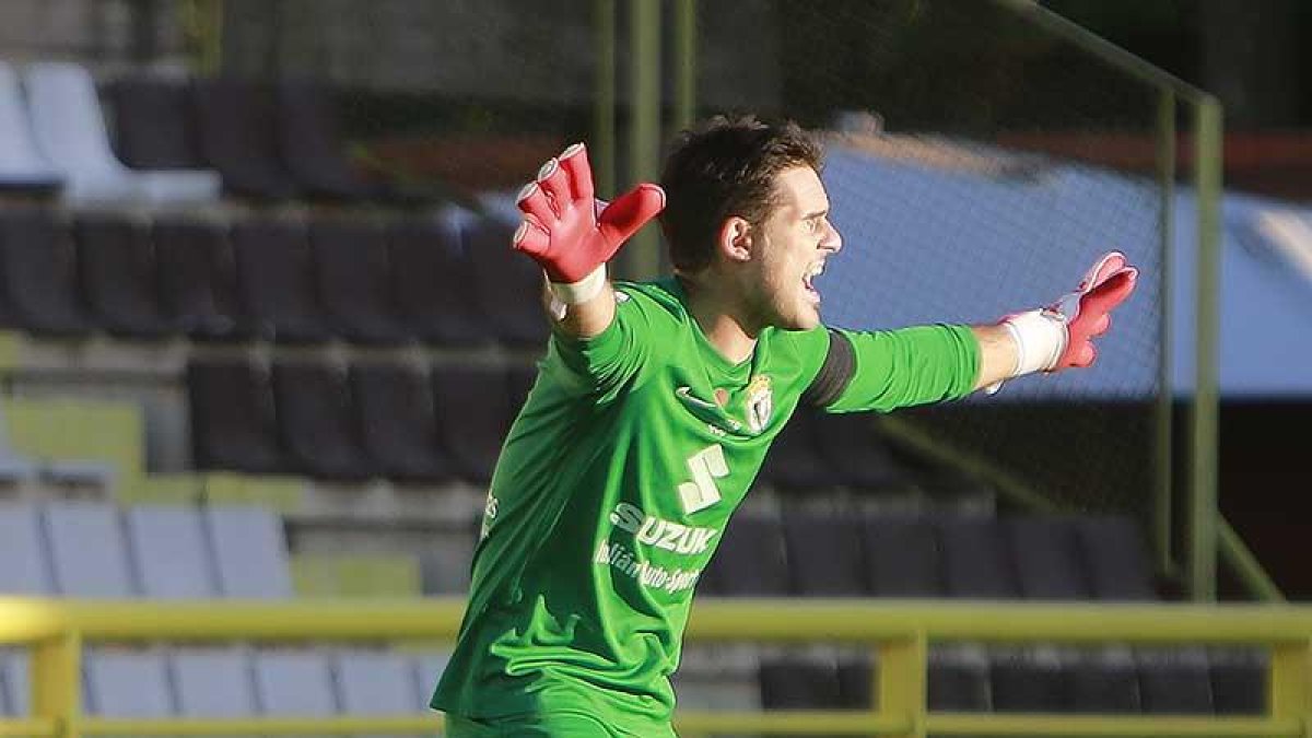 Aurreko da instrucciones a sus compañeros durante el partido del domingo.-RAÚL G. OCHOA