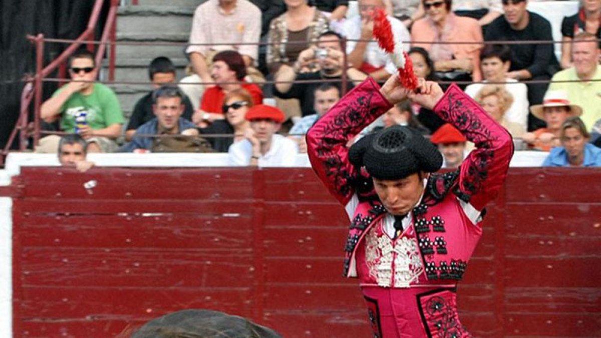Jarocho en plena colocación de un par de banderillas.-ECB
