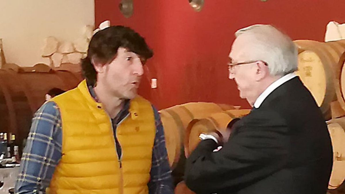 Patxi Salinas charla con Gonzalo Antón al término de la presentación celebrada ayer.-DIEGO ALMENDRES