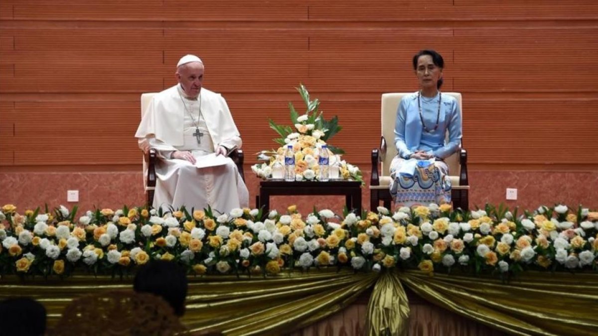 El Papa Francisco y la líder birmana Aung San Suu Kyi en Rangún.-/ AFP / AUNG HTET