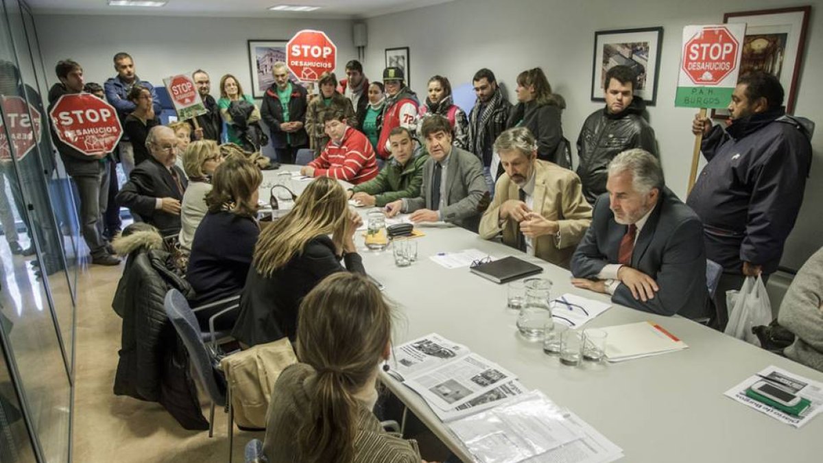 Los intengrantes de la plataforma en su entrada a la reunión del consejo del IMC, en el Teatro Principal.-SANTI OTERO