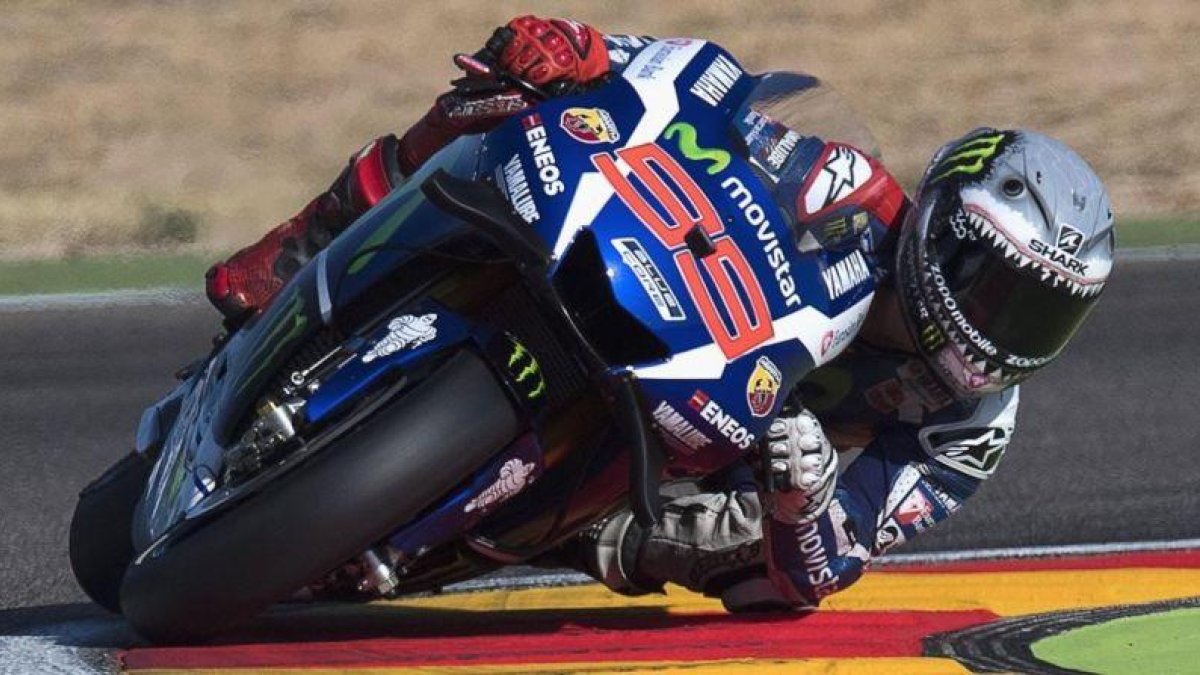 Jorge Lorenzo (Yamaha) acaba de estrenar hoy, en Aragón, un casco con una cabeza de tiburón.-MIRCO LAZZARI