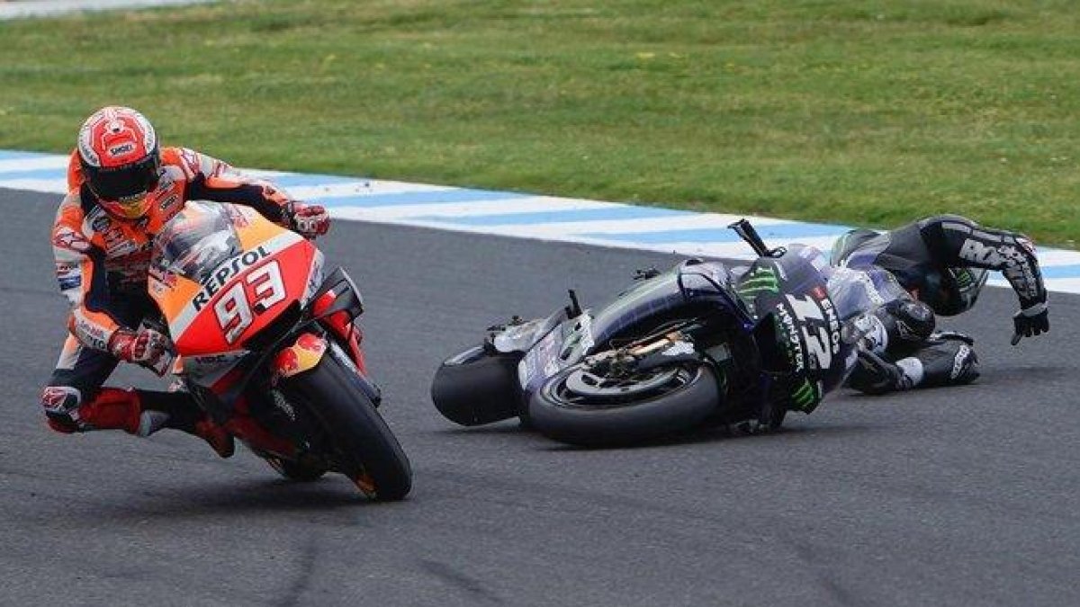 Maverick Viñales (Yamaha) se cae, en la curva 10, justo cuando pretendía superar a Marc M’rquez (Honda).-ALEJANDRO CERESUELA