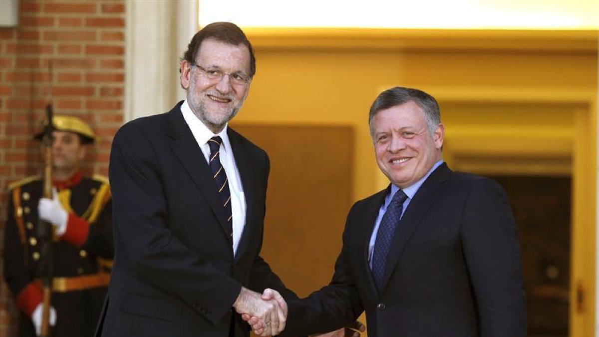 El presidente del Gobierno, Mariano Rajoy (i) saluda al Rey Abdalá de Jordania, que realiza una visita de trabajo a España, durante el encuentro que mantuvieron esta tarde en el Palacio de la Moncloa, en Madrid.-EFE