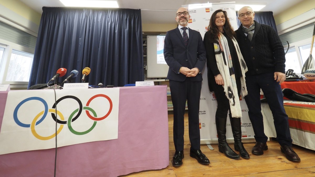 Valladolid. 14/02/2020. Presentación del proyecto 'Todos olímpicos' en Laguna de Duero en el Colegio Miguel Hernández. El consejero de Cultura y Turismo, Javier Ortega, y el presidente del Comité Olímpico Español, Alejandro Blanco, presentan el proyecto 'Todos olímpicos'. Acompañados por la directora del colegio, Ana Gallo.ICAL/R.Valtero