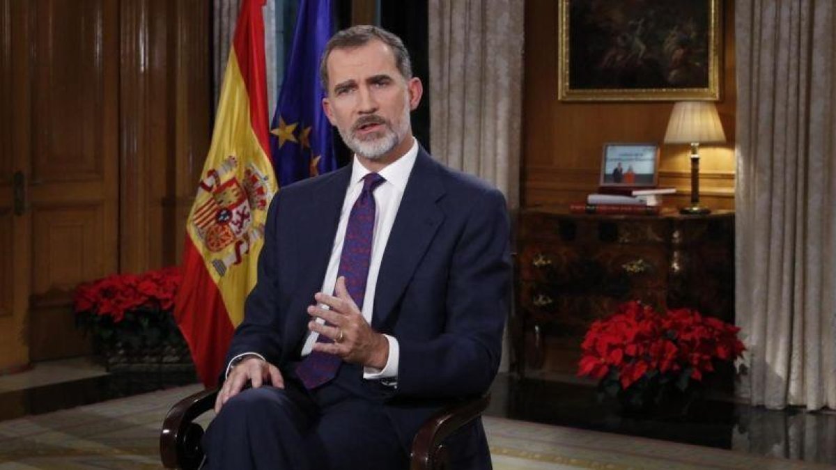 El rey Felipe VI, durante su Mensaje de Navidad en el Salón de Audiencias del Palacio de la Zarzuela.-CASA DEL REY