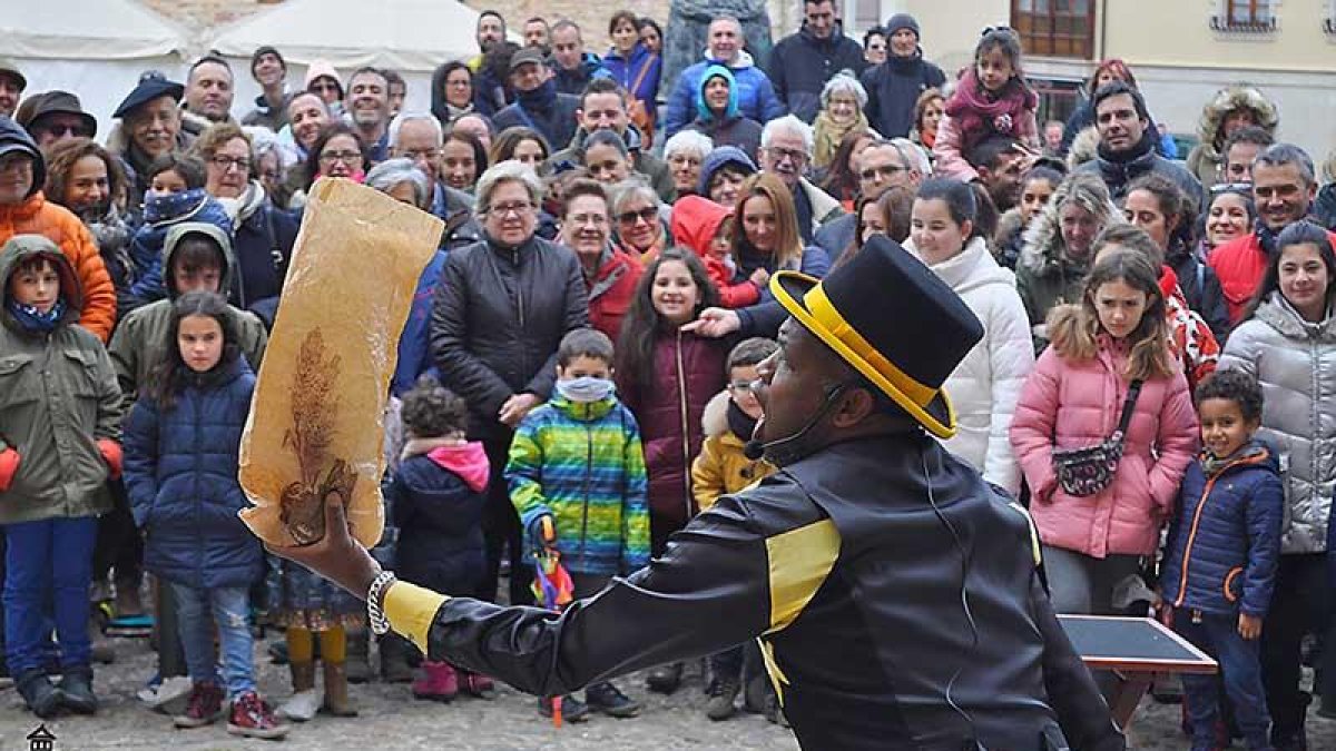 El mago cubano Raúl Camagüey supo conectar con el público desde el primer minuto gracias a su talento y excelente sentido del humor.-OÑA CLICK