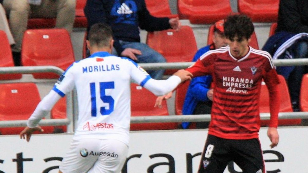 Sangalli encara a un rival en un partido reciente.-JOSÉ ESTEBAN EGURROLA