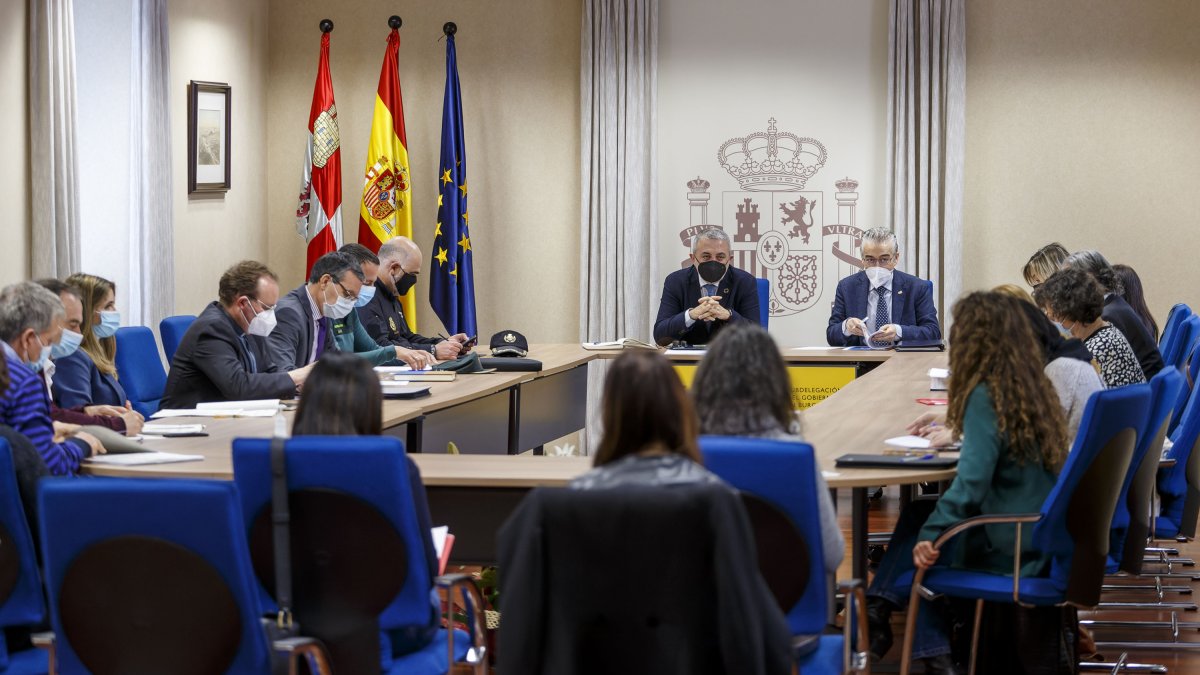 Reunión del equipo de organizaciones y entidades implicadas en la coordinación de la acogida de refugiados procedentes de Ucrania en Subdelegación del Gobierno de Burgos. SANTI OTERO