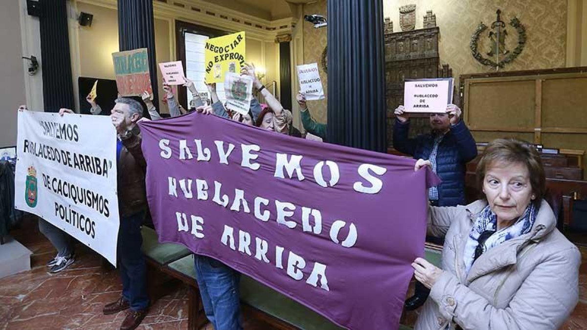 Vecinos de Rublacedo mostraron pancartas que reflejaban las discrepancias que mantienen con su alcaldesa.-R. OCHOA