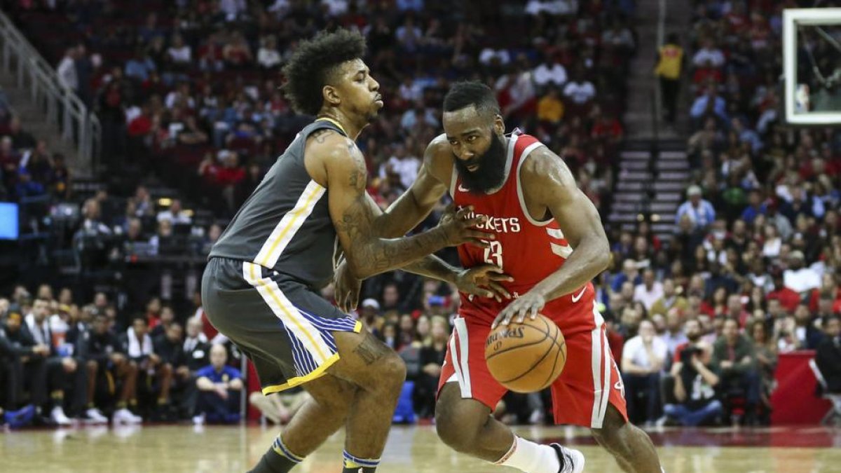 Harden, estrella de los Rockets, intenta superar la defensa de Young en el partido-TROY TAORMINA (USA TODAY SPORTS)