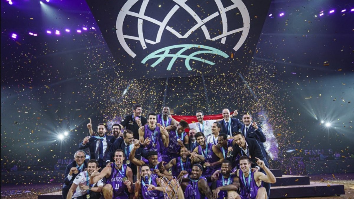 Plantilla y cuerpo técnico del Hereda San Pablo Burgos celebran el título de la BCL logrado en Atenas el 4 de octubre. FIBA