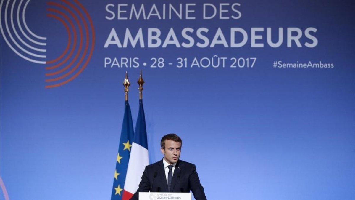Macron, durante su discurso ante los embajadores de Francia.-EFE / YOAN VALAT