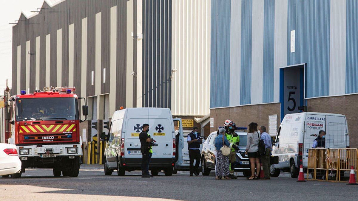 La comisión judicial se personó en la factoría de Gonvarri tras la muerte de los dos obreros. También el subdelegado delegado del Gobierno. TOMÁS ALONSO