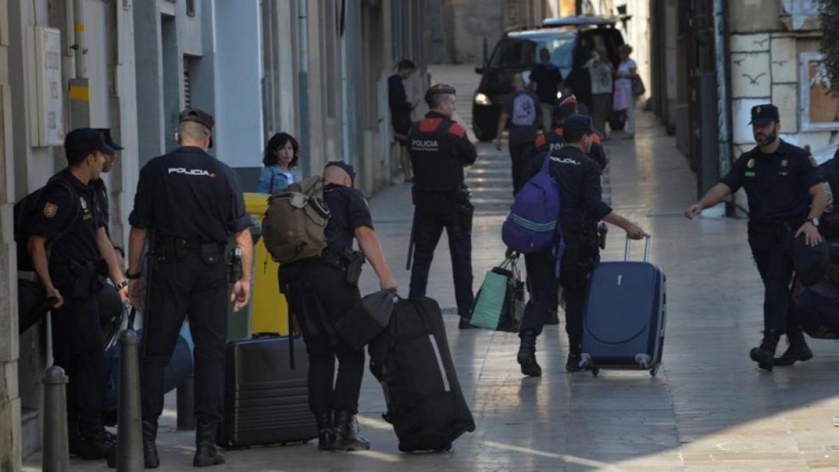 Agentes de la Policía Nacional abandonan los hoteles de Reus donde se alojaron, el pasado 5 de octubre.-VINCENT WEST/REUTERS