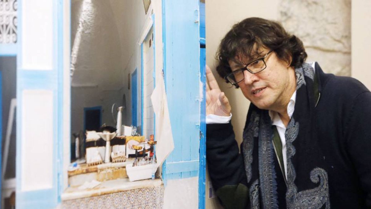 Eduardo Abajo, con una de las fotografías que se muestran en el Arco de Santa María hasta el 8 de marzo.-Raúl Ochoa