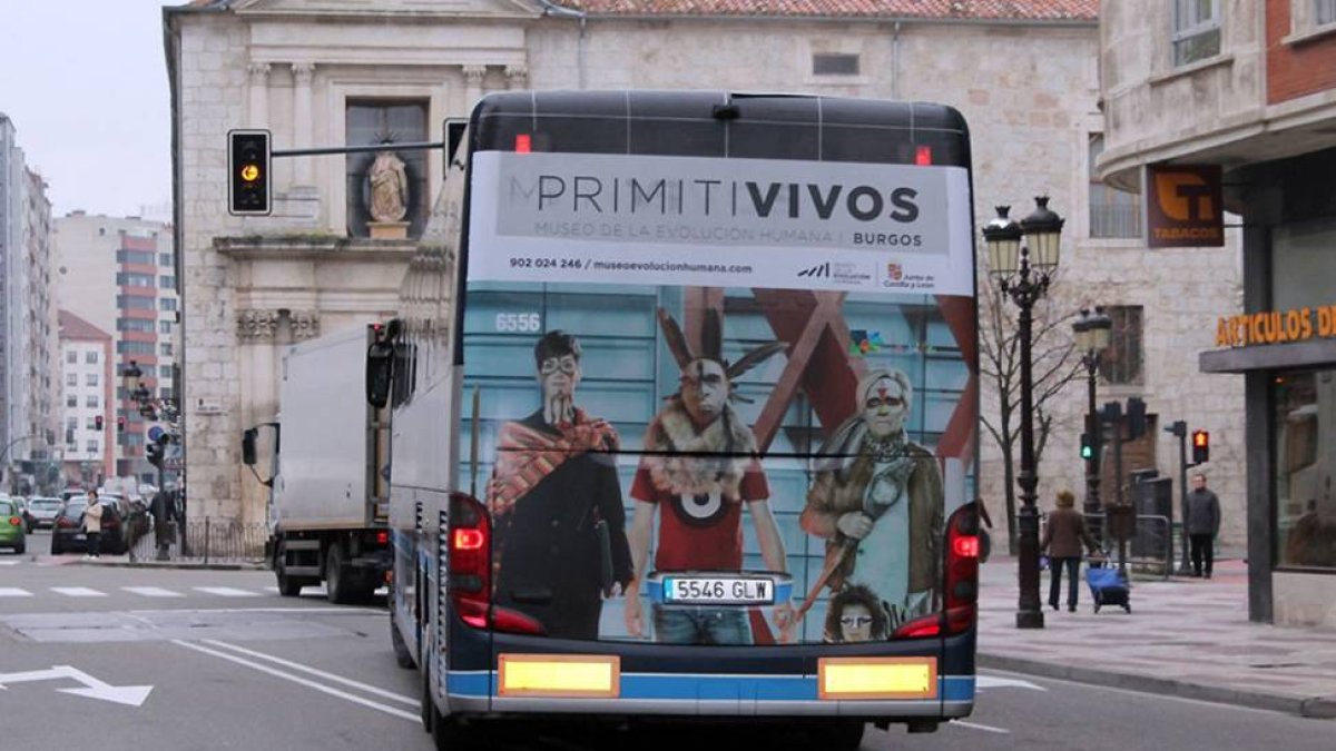 Imagen de la publicidad de la nueva campaña en un autobús de línea.-ECB