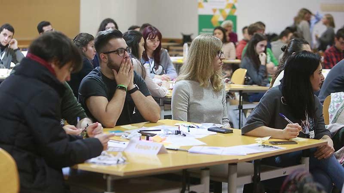 Imagen de uno de los grupos de trabajo durante la jornada de ayer.-RAÚL G. OCHOA