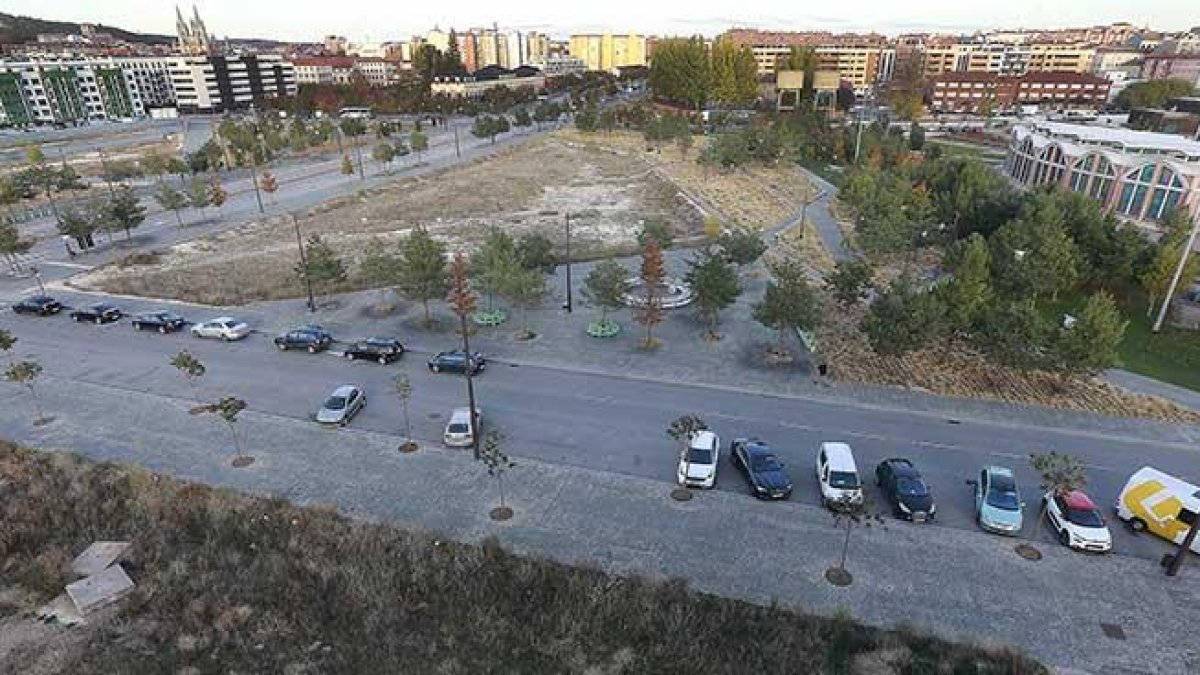 En primer plano y frente al Hangar, las parcelas de las dos nuevas torres previstas.-RAÚL OCHOA