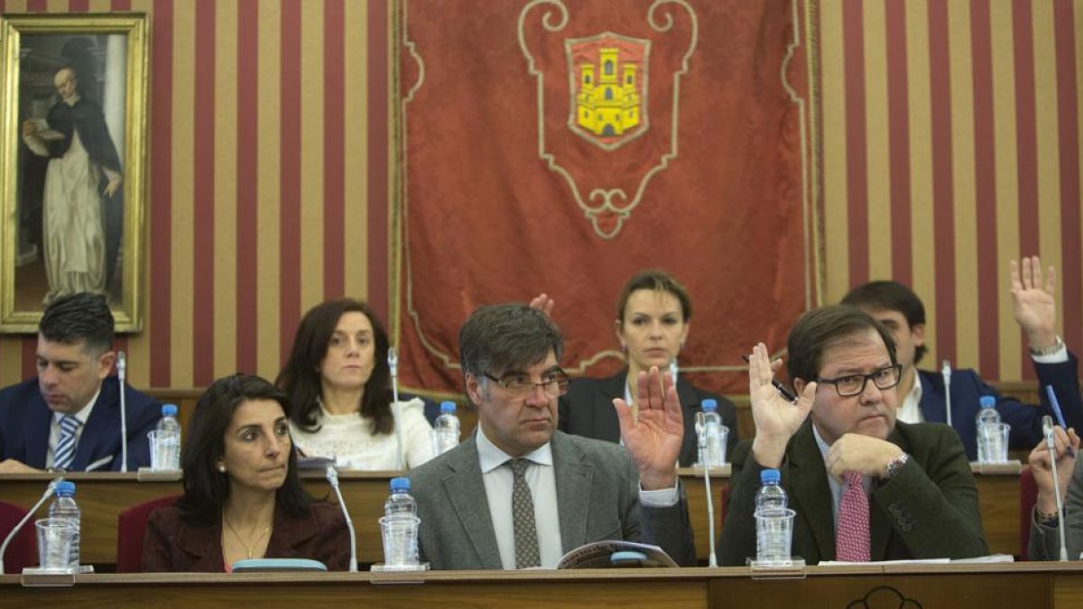 Un momento de una de las votaciones a mano alzada, ayer, en el Pleno municipal de abril.-RAÚL G. OCHOA