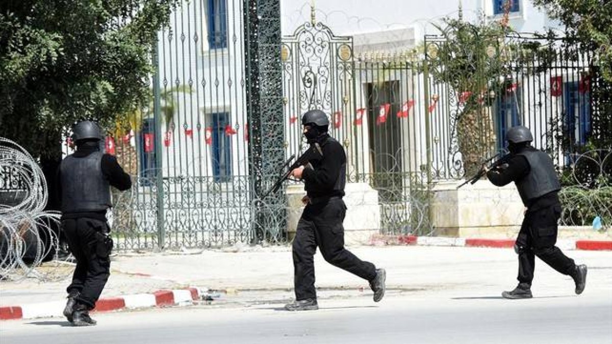 Agentes de las fuerzas de seguridad tunecinas toman posiciones junto al museo Bardo, este miércoles.-Foto: AFP / FETHI BELAID