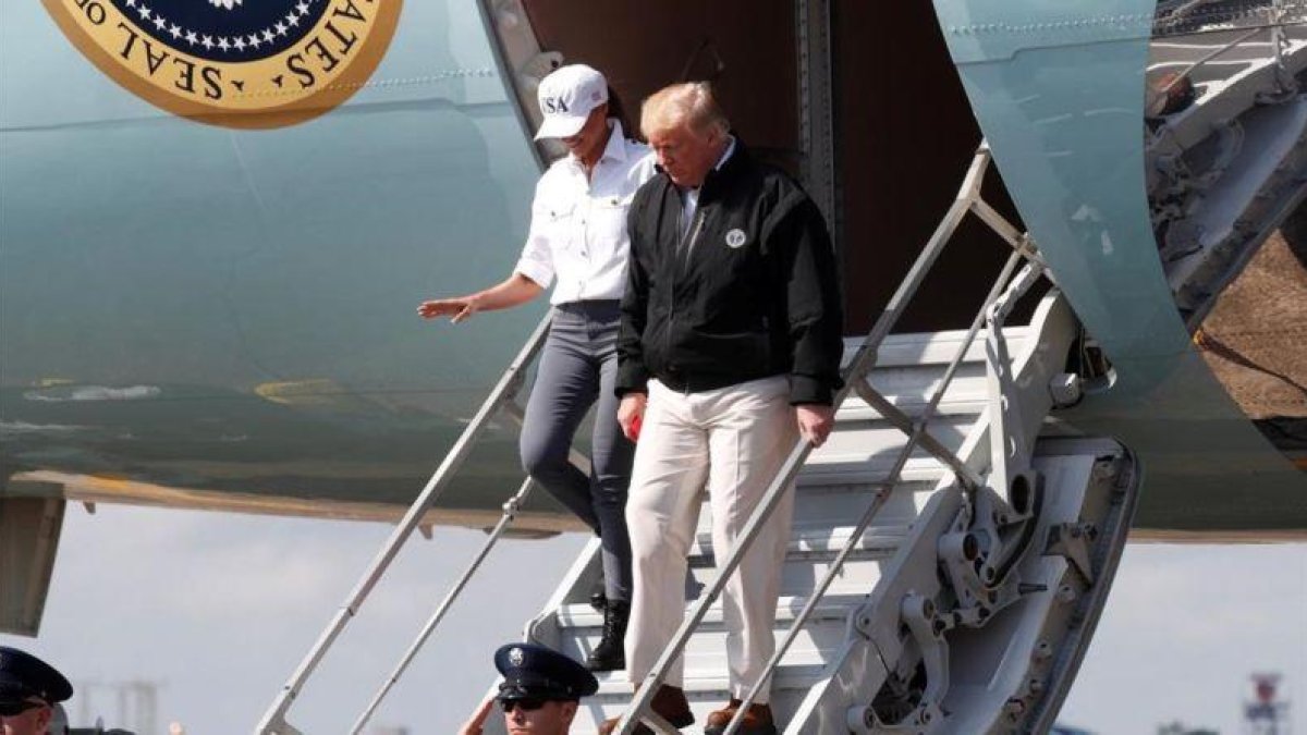Donald Trump y Melania a su llegada a la base aéra de Florida.-REUTERS / KEVIN LAMARQUE
