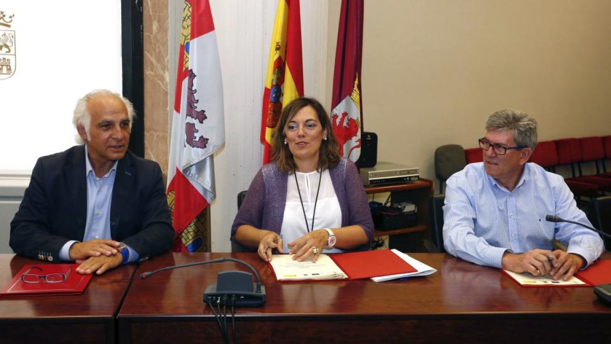 La consejera de Agricultura y Ganadería, Milagros Marcos, firma un convenio con los Grupos de Acción Local de la provincia de León.-ICAL