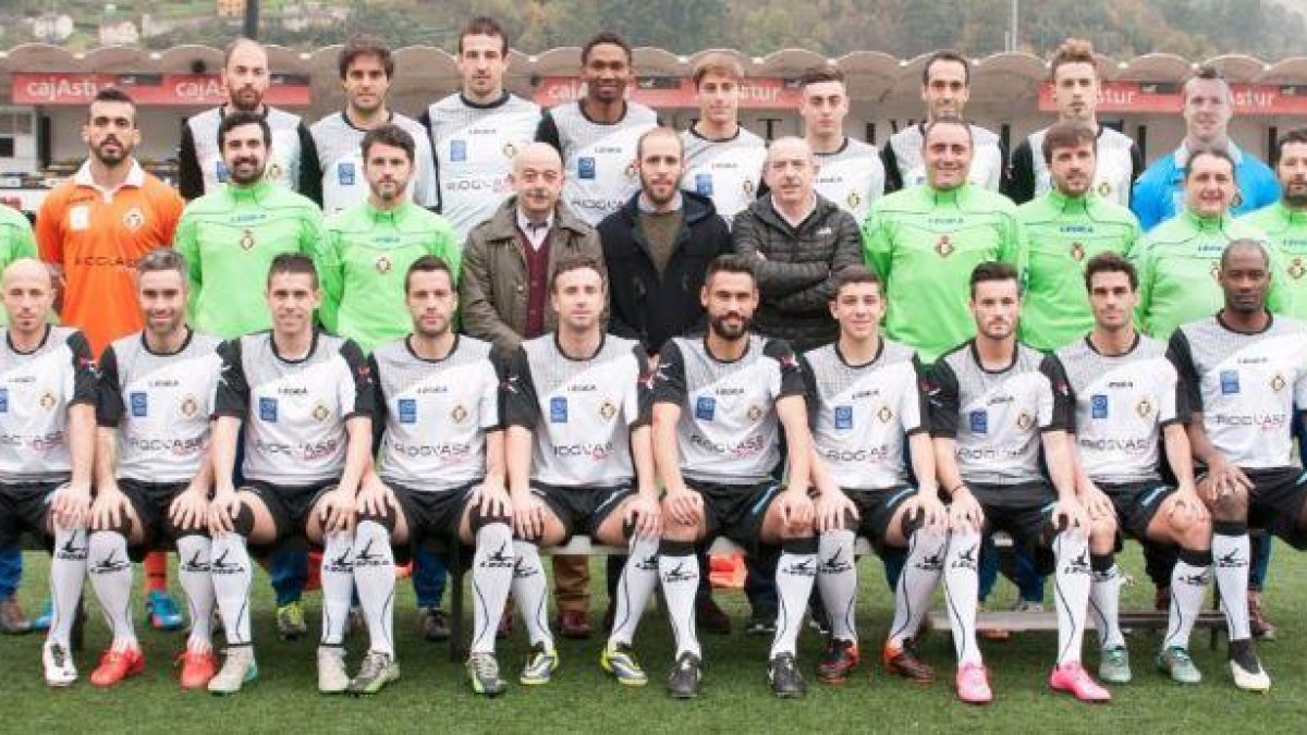 Imagen de la plantilla del Caudal de Mieres que logró el ascenso a Segunda B la pasada campaña.-