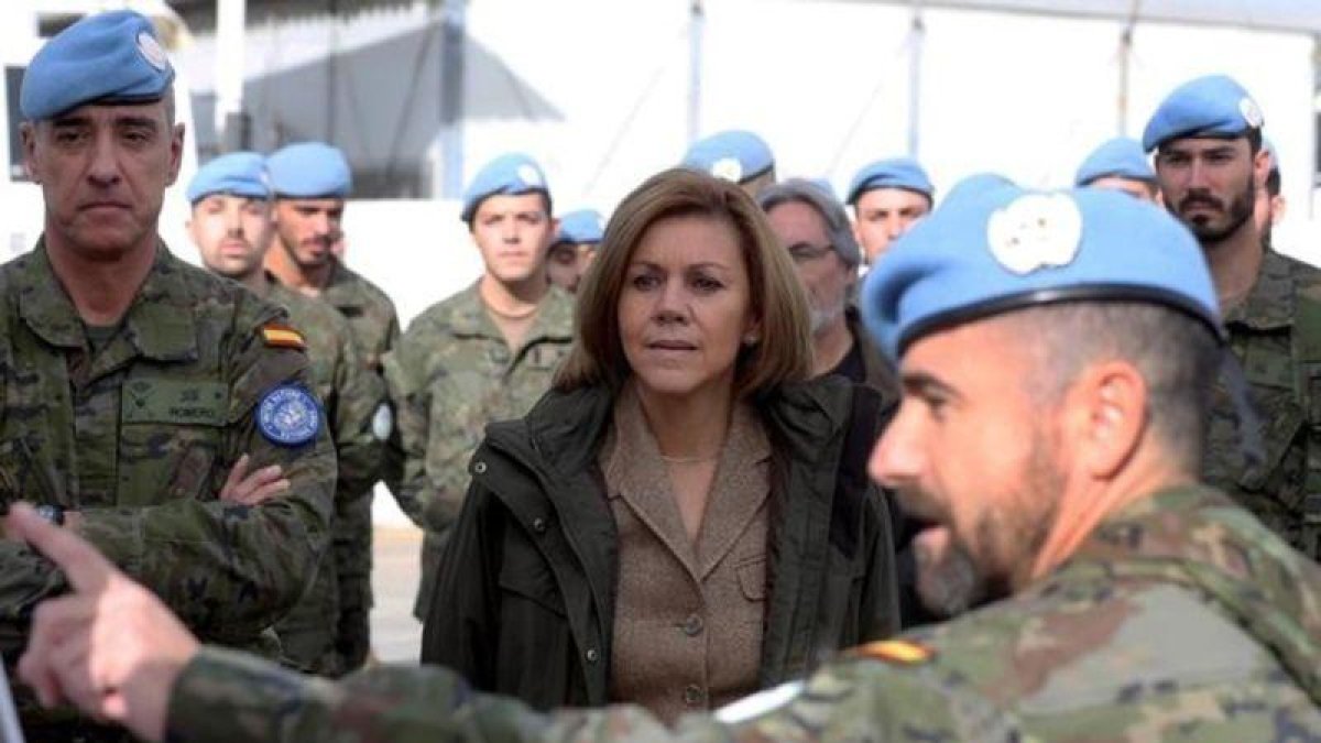 La ministra de Defensa, Dolores de Cospedal, en su visita a las tropas desplegadas en Líbano.-EFE/ KIKO HUESCA