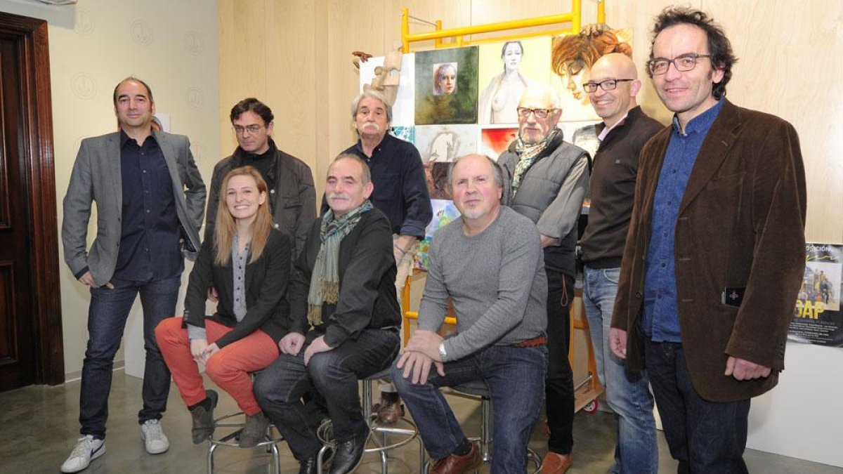 Algunos de los artistas participantes y el diputado provincial posan al lado de una de las 36 obras expuestas.-I. L.M.