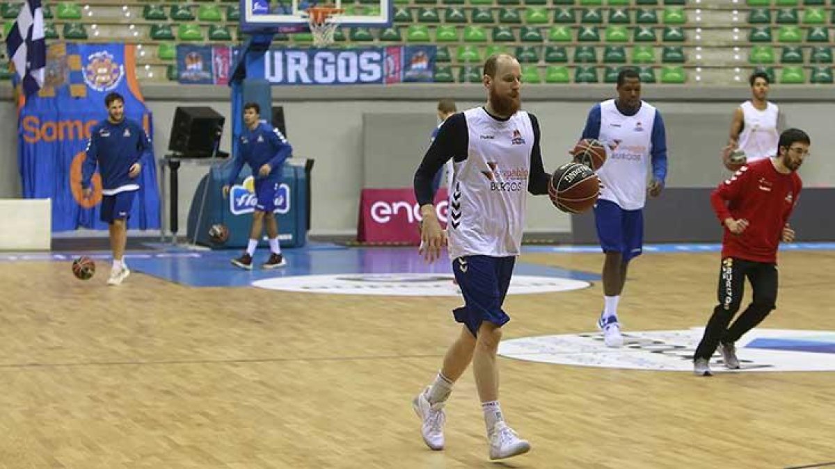 Schreiner completa el calentamiento previo al entrenamiento realizado ayer en el Coliseum.-RAÚL OCHOA