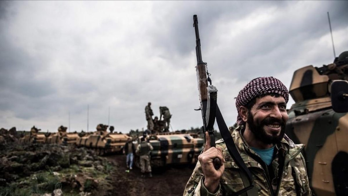 Un soldado turco frente a una columna de tanques en la frontera con Siria.-AFP / BULENT KILIC