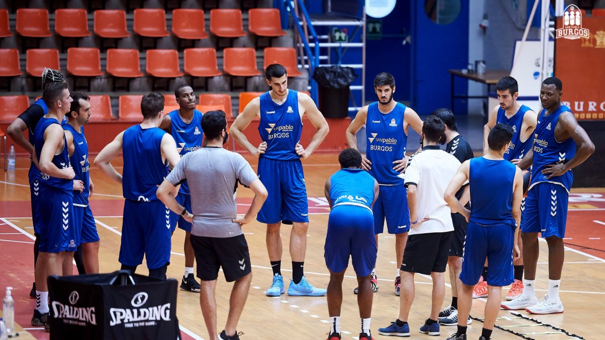 Los jugadores del Hereda San Pablo atienden las explicaciones del preparador físico del club, Daniel Hernández, durante un entrenamiento. B. B. HOJAS / SPB
