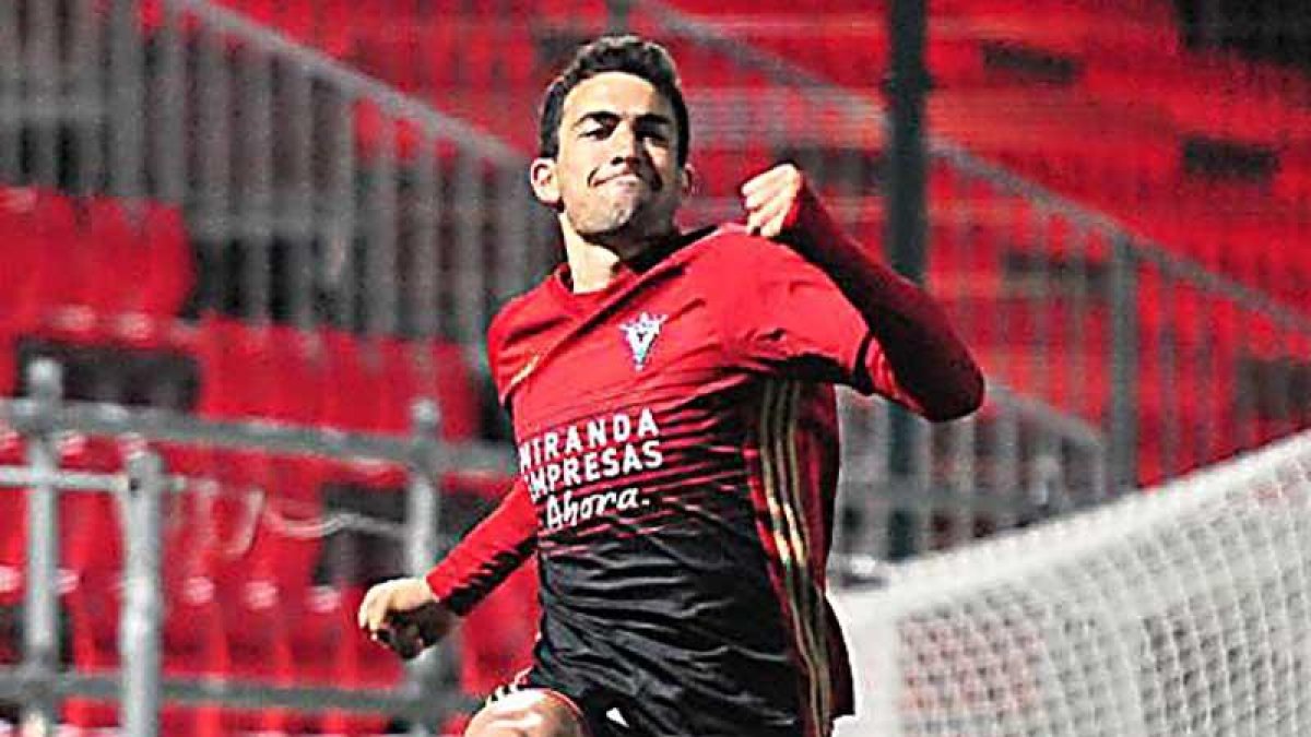 Claudio Medina festeja la consecución de un gol en Anduva-Jose Esteban Egurrola