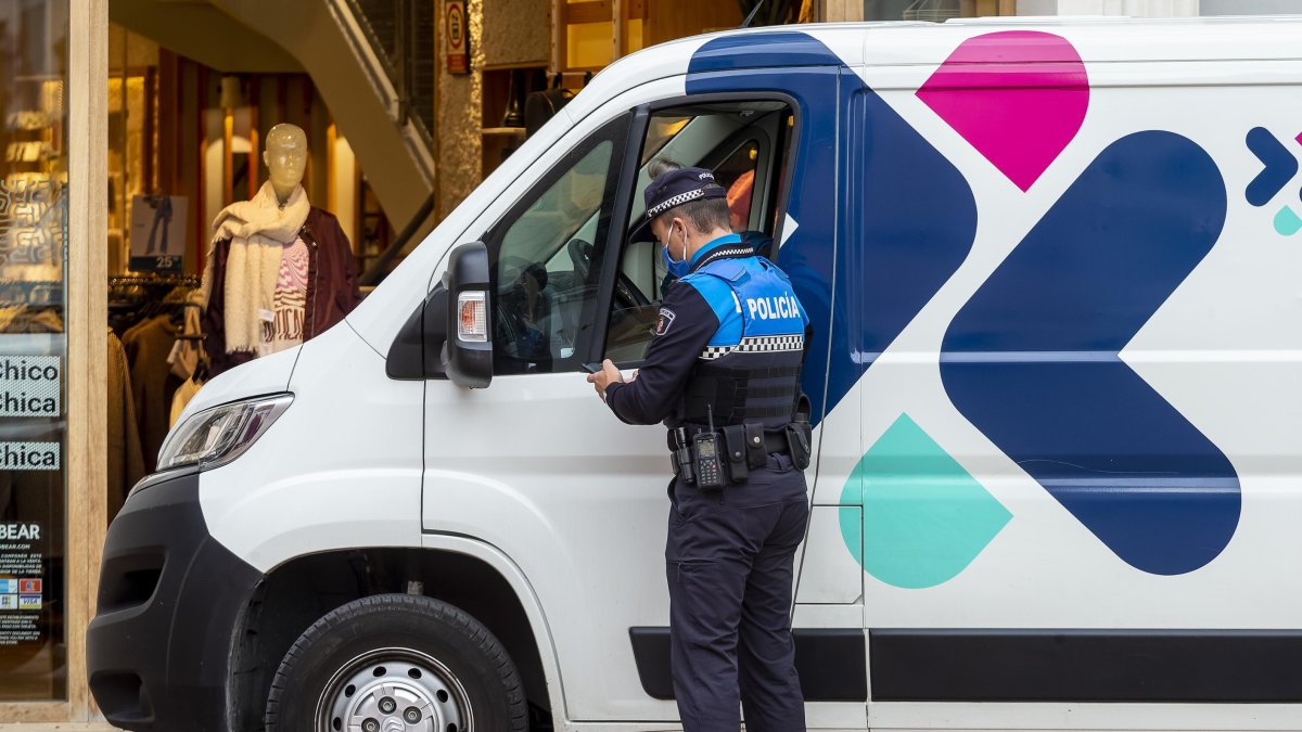 Un agente comprueba el cumplimiento de los horarios y permisos de carga y descarga en el centro histórico. SANTI OTERO