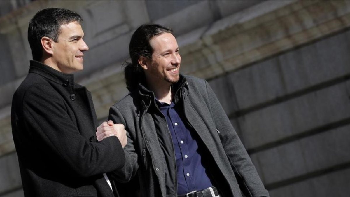Sánchez e Iglesias, en el Congreso de los Diputados tras la reunión que mantuvieron el 30 de marzo del 2016.-JOSE LUIS ROCA